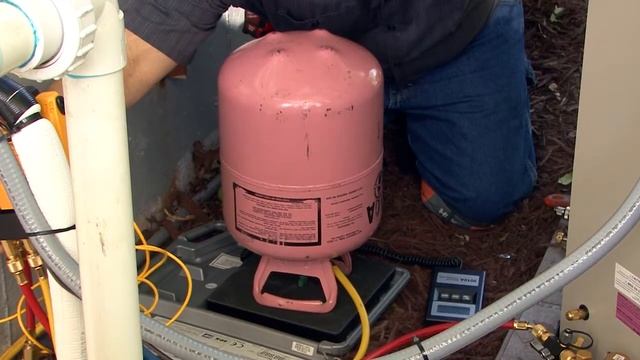 Weighing Charge with a Professional HVAC Scale смотреть онлайн