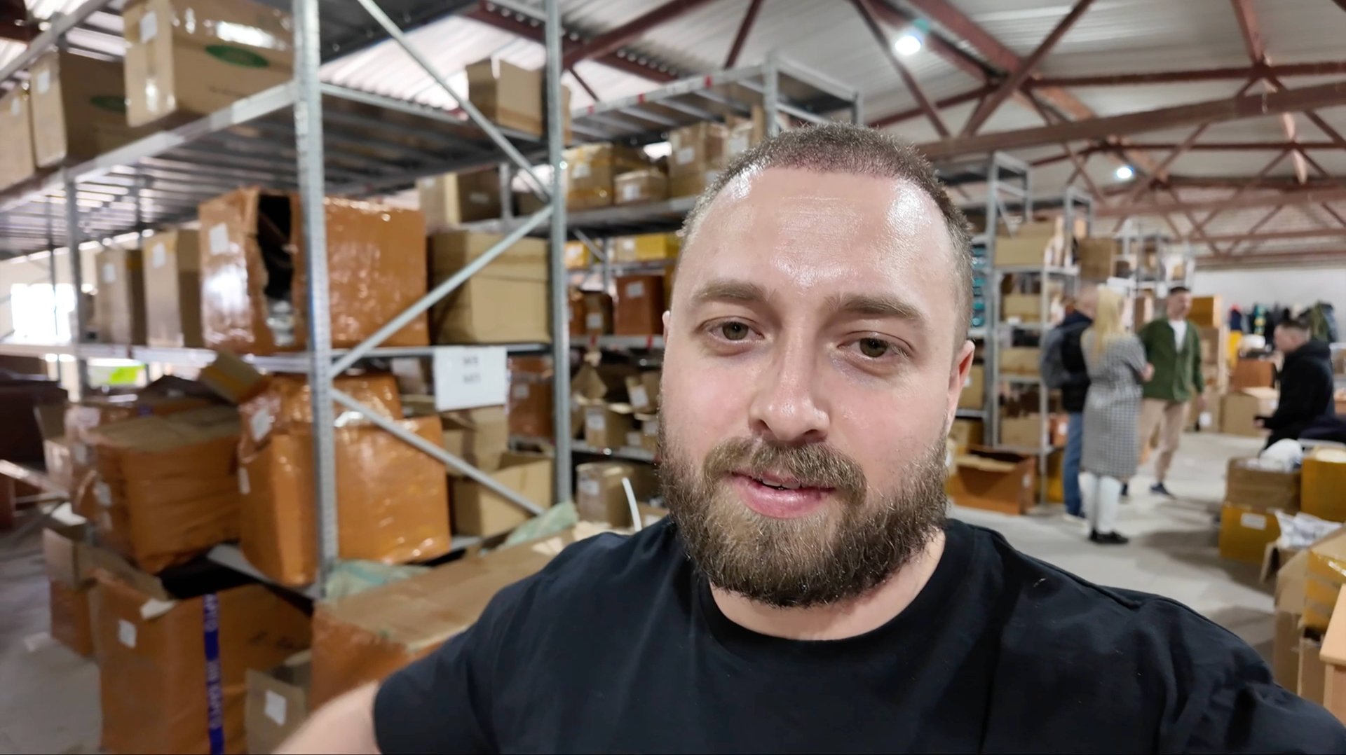 Прогулялись по складу, показали как все устроено внутри, как работают процессы отгрузки на Ozon, ЯМ смотреть онлайн