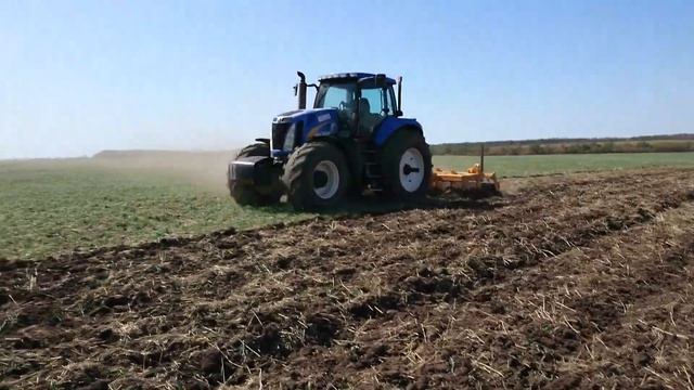 Трактор #NewHolland T-8040 с глубокорыхлителем Gascon