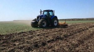 Трактор #NewHolland T-8040 с глубокорыхлителем Gascon