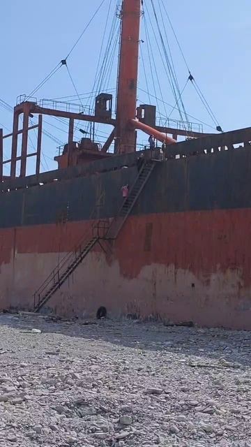 Севший на мель Корабль Рио в бухте Геленджика смотреть онлайн