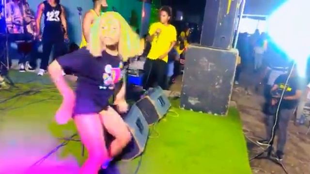 Scandal danseuse AlongoIi bilamba na podium смотреть онлайн