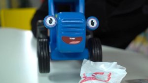 Маленькая Вера влог - Вера и Синий Трактор находят малыша