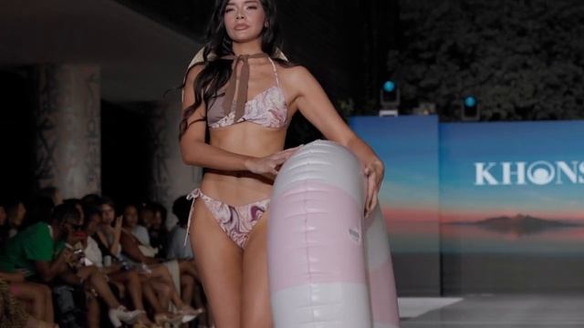 Плавательный купальник от Джорджины с плавательным кругом. смотреть онлайн