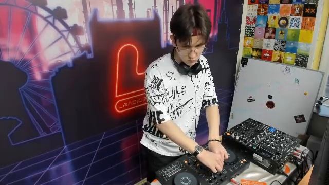 Живые игры 21.04.25 смотреть онлайн