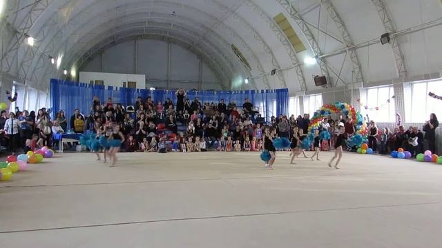 танец с помпонами