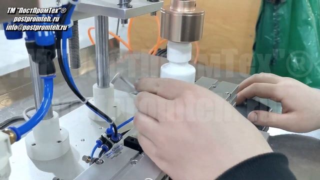 Настольный полуавтомат закрутки крышек. Укупорочное оборудование. Закручивание.