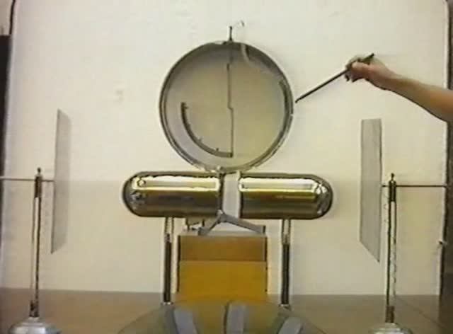 Физика. Опыты. Электричество и магнетизм. Проводник во внешнем поле. Распределение зарядов смотреть онлайн