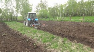 МТЗ 82 в работе  Весенняя вспашка