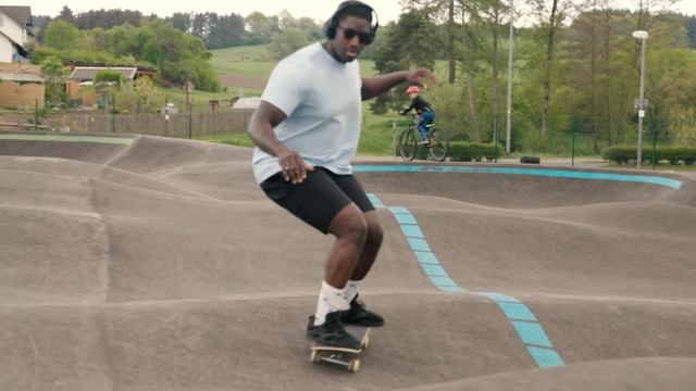 Bad Bunny - Skate смотреть онлайн