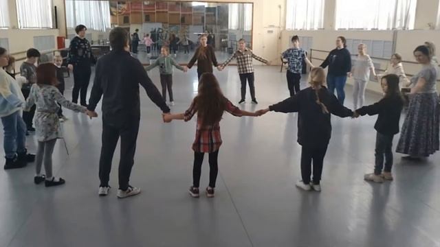 Учимся водить хоровод:)) смотреть онлайн