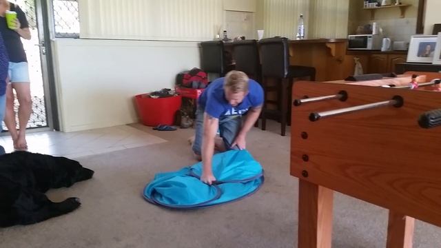 Folding a pop up beach tent смотреть онлайн