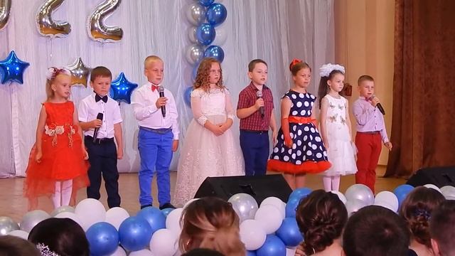 Поздравляют малыши выпускников