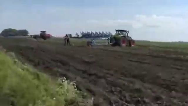 Сегодня в Алексеевском состоялись соревнования профессионального мастерства «Лучший пахарь» смотреть онлайн