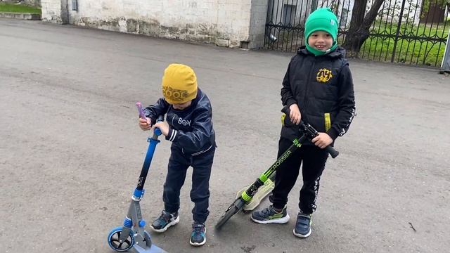 Будни Макса и Алекса.ГОНКИ на САМОКАТАХ🛴🤪Катаемся на САМОКАТАХ.😀#ГонкиНаСамокатах #МаксИАлекс