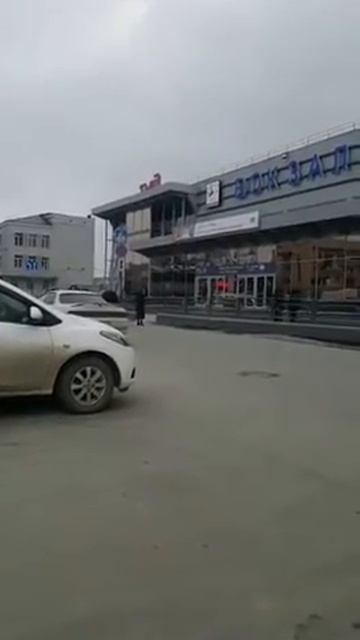 Железнодорожный вокзал Южно-Сахалинска оцепили из-за подозрительного предмета смотреть онлайн