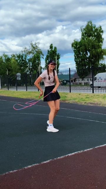 Slow mo. Смотрю в камеру, а не на скакалку #скакалка #jumprope #skipping #трюкисоскакалкой #тренд смотреть онлайн