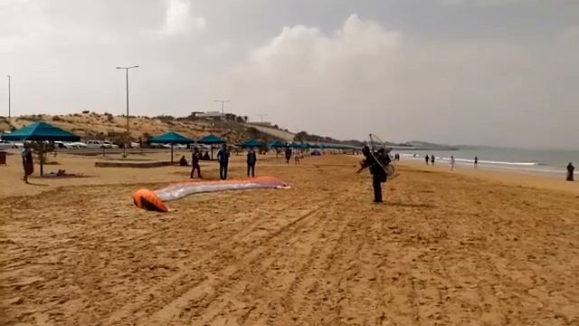 Парапланерист. Пляж. Рас-эль-Хайма смотреть онлайн