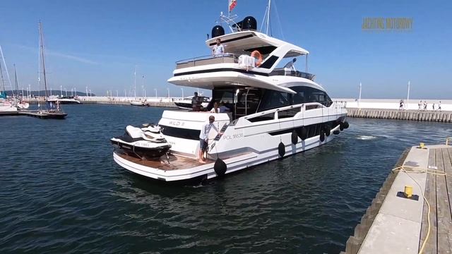 Galeon 640 Fly Docking