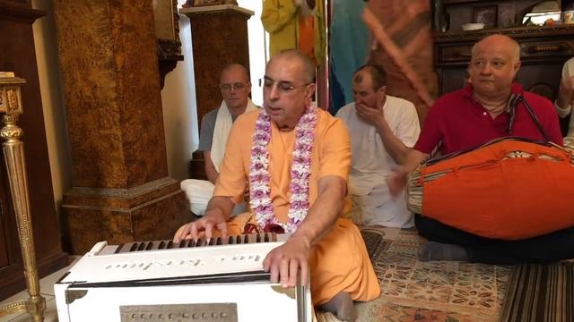 Niranjana Swami — Kirtan 1 with senior devotees in Moscow (Russia) — 8-May-2019 смотреть онлайн