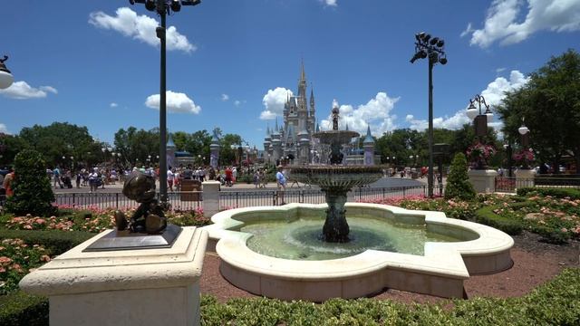 Cinderella Castle from Plaza Garden East Walkway | Magic Kingdom | Disney Park Bench 4K смотреть онлайн