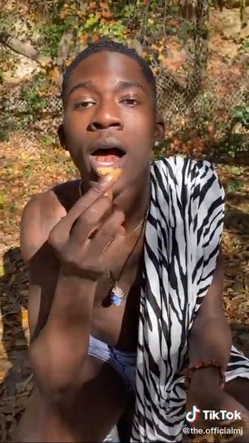 очень красивый африканец впервые ест печенье смотреть онлайн