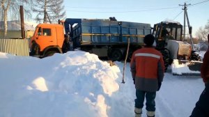 Трактор пытается вытащить КАМАЗ