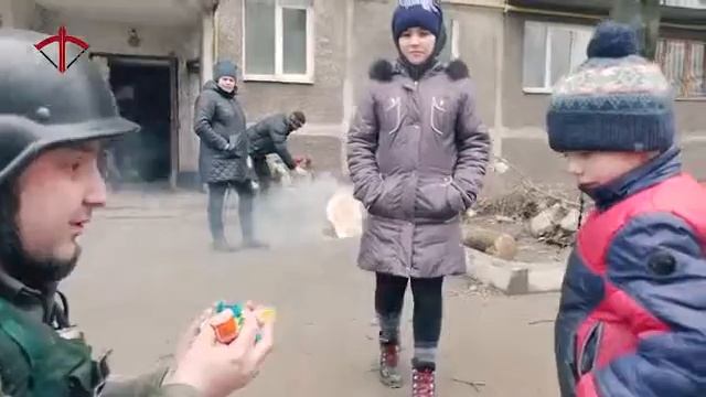 Российская журналистка раздает сладости детям в Мариуполе смотреть онлайн