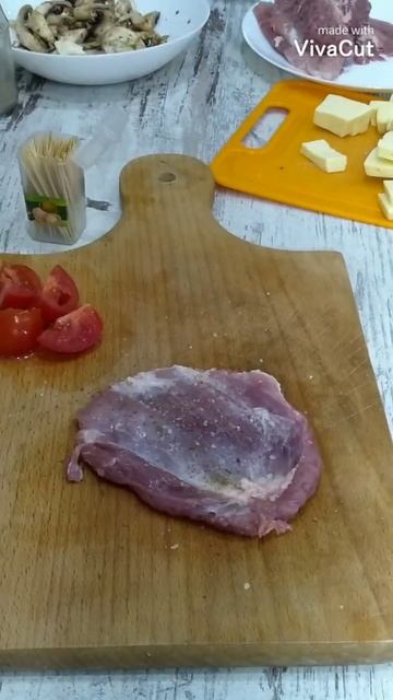 Праздничное меню. Мясные мешочки с грибами, сыром и помидорами. Meat Rolls. #Shorts