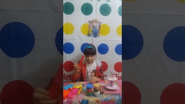 открываем набор и делаем пончики и кексы