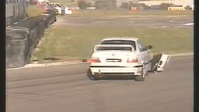 Kumho Bmw Crash Thruxton 16/9/2007