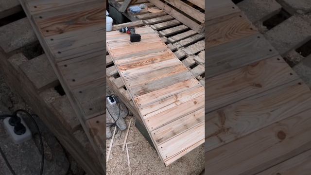 Что натворила… 😱Детский домик из поддонов. Дверь. Терраса Ч.3 смотреть онлайн