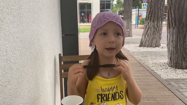 РОЗОВЫЙ ПОНЧИК ! Мила снова ест вкусняшку смотреть онлайн