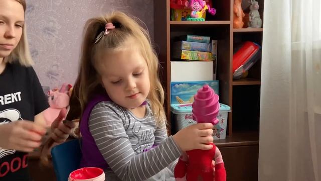 МАМА КРАСИТ МНЕ ВОЛОСЫ!/ Что получилось?🙈/ Pink Hair 🦄 смотреть онлайн
