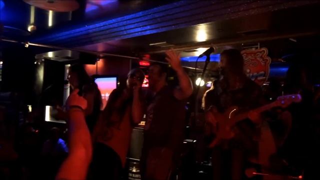 Jon Bovi Tenerife Feat Aaron Aldana - Livin' On A Prayer смотреть онлайн