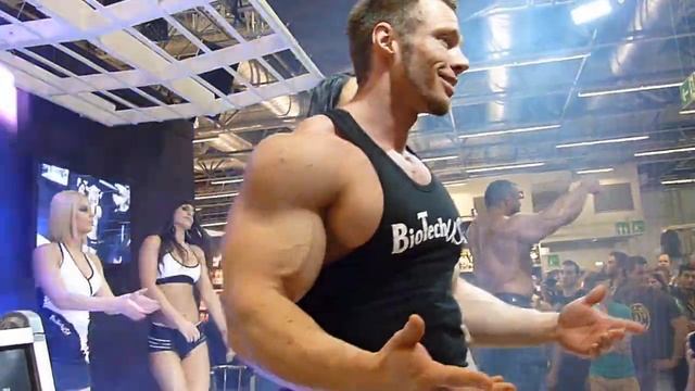 Kopie von FIBO 2013 Peter Molnar Posing 2 смотреть онлайн