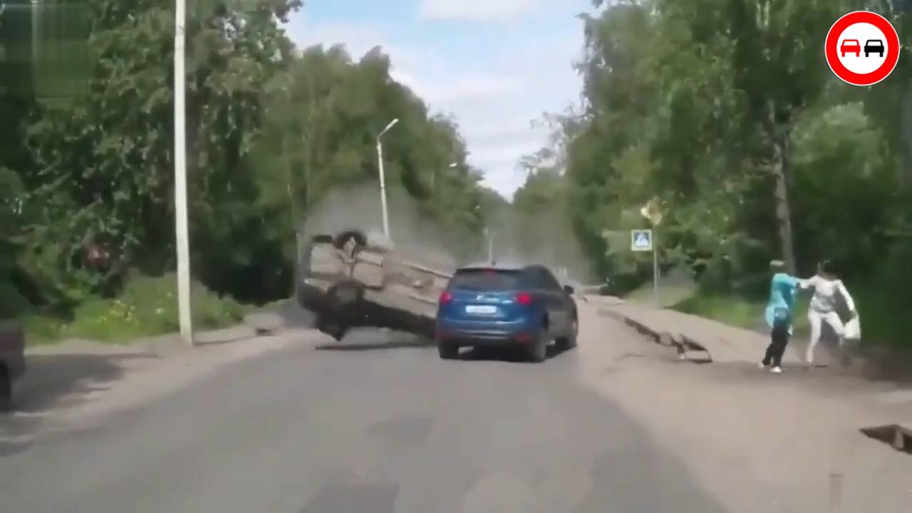 Безумные замесы на дороге. Очумевшие водители. Редкие кадры аварий и ДТП до самого конца выпуска!!! смотреть онлайн