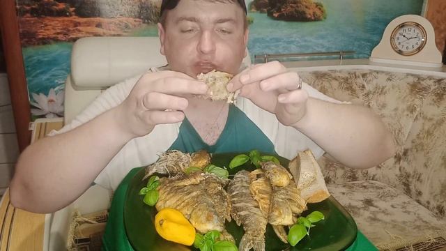 ЖАРЕНЫЙ КАРАСЬ МУКБАНГ/ВКУСНЕЙШИЙ ЖАРЕНЫЙ КАРАСЬ ОБЖОР