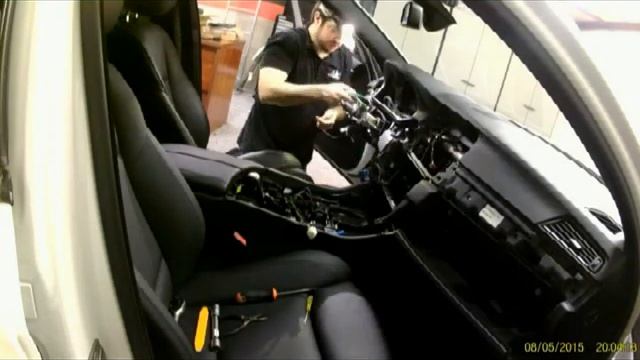 COMO INSTALAR HEAD UP DISPLAY EN COCHE BMW F10 - parte-1 смотреть онлайн