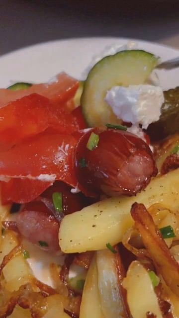 #вкуснаятарелка #ужин *картофель/колбаска/лук/огурец/салат