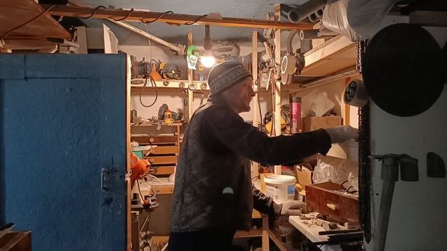 Накрыли теплицу плёнкой. Собираемся уезжать. смотреть онлайн