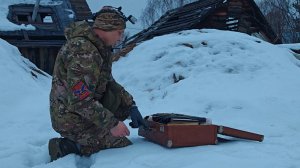 В чемодане из заброшенного сарая хранились старинные вещи и инструменты.