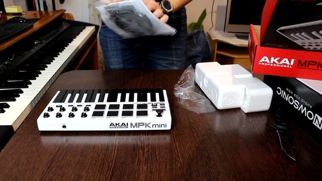 Unboxing Akai MPK mini MK2 limited white edition (RO) смотреть онлайн