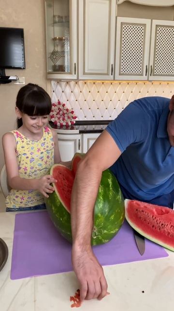 #арбуз #папа #семья #вкусно #вкуснота #вкуснаяеда #арбузик #арбузы #ягоды #ягода #фрукты #лето2023 смотреть онлайн