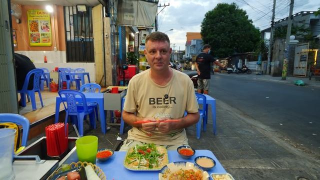 Обзор Dung - Herring Rolls. Колоритная заезжаловка! смотреть онлайн