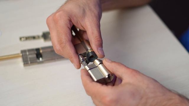 Такой замок не вскроет НИ ОДИН взломщик? / Как фирма ABUS покорила ВЕСЬ МИР своей надежностью? смотреть онлайн