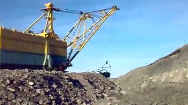 Шагающий экскаватор ЭШ13/50 на погрузке смотреть онлайн