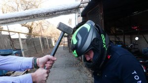 Шлемы TVS (Индия). Краш тест (кувалда, глушитель Иж, петарда). Сравнение с китайским шлемом.