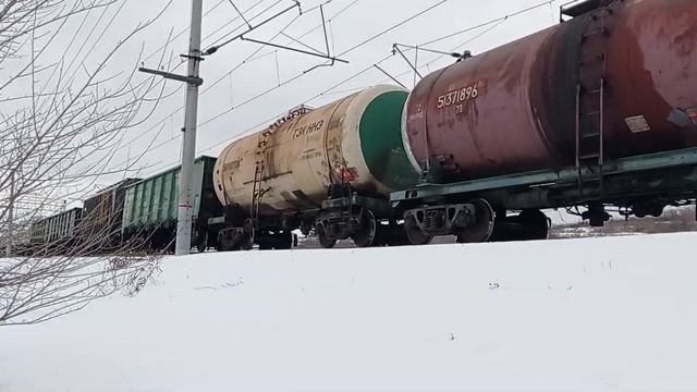 ВЛ80С-188 с грузовым поездом смотреть онлайн