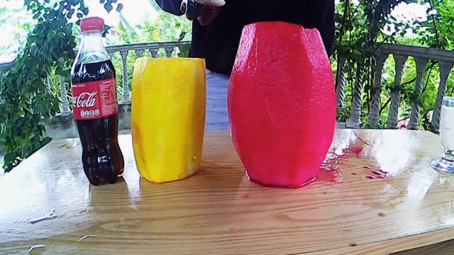 Experiment Red vs Yellow Watermelon vs Coca cola Mentos смотреть онлайн